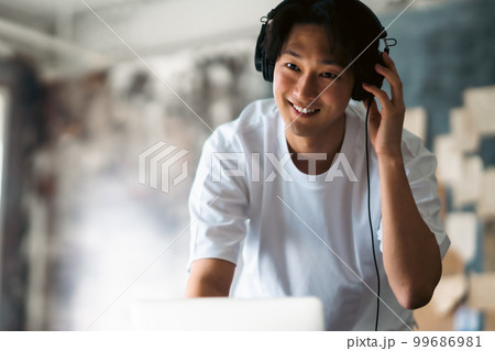 パソコンで音楽ミキシングを楽しむ男性 パソコンで音楽ミキシングを楽しむ男性 99686981