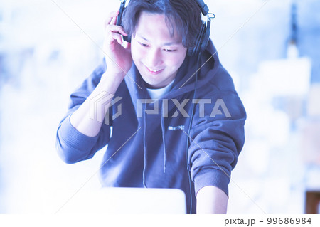 パソコンで音楽ミキシングを楽しむ男性 パソコンで音楽ミキシングを楽しむ男性 99686984