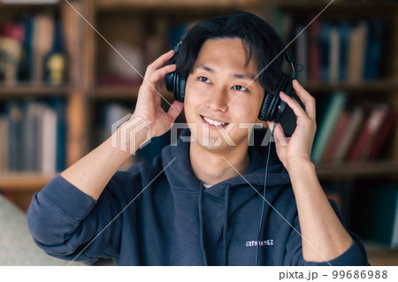 ヘッドフォンで音楽を楽しむ音響に凝った男性 99686988