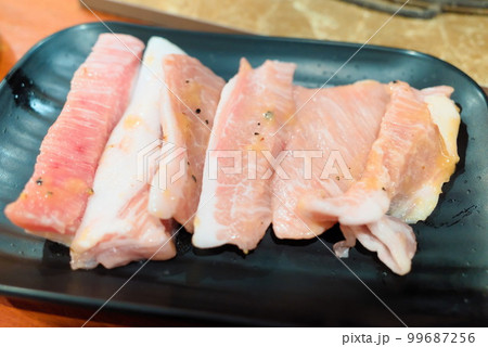 焼肉屋さんのお肉（豚トロ） 99687256