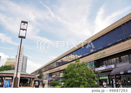 盛岡の街並み JR盛岡駅と青空 空バック 盛岡の街並み JR盛岡駅と青空 空バック 99687263