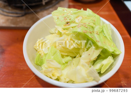 焼肉屋さんの大盛り塩キャベツ 99687293