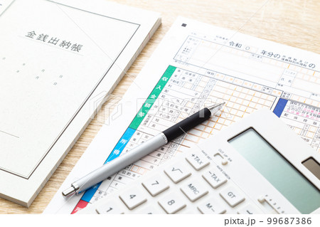 確定申告の書類 99687386