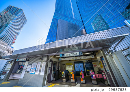 日本の東京都市景観 虎ノ門ヒルズステーションタワー（虎ノ門ヒルズ駅）などを望む 99687623