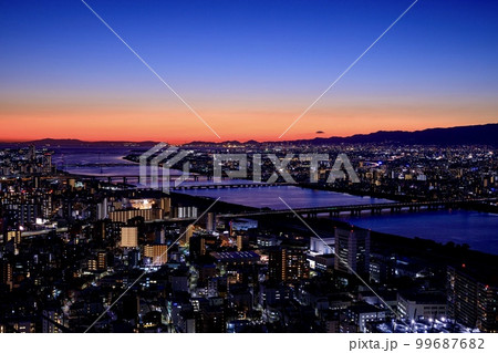 梅田スカイビルから眺める大阪の夕景（大阪湾・明石海峡方面） 99687682