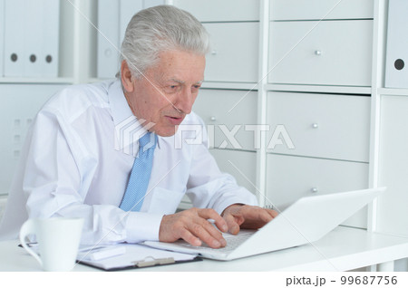 mature old nice businessman working in office 99687756