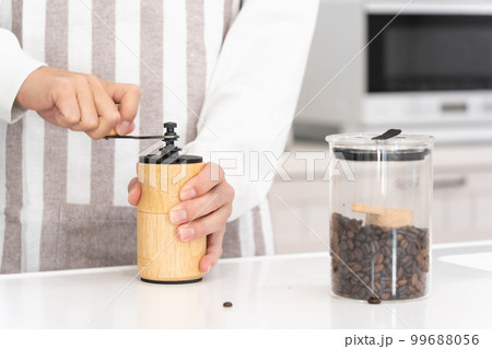 コーヒー豆を挽く40代の男性 コーヒー豆を挽く40代の男性 99688056