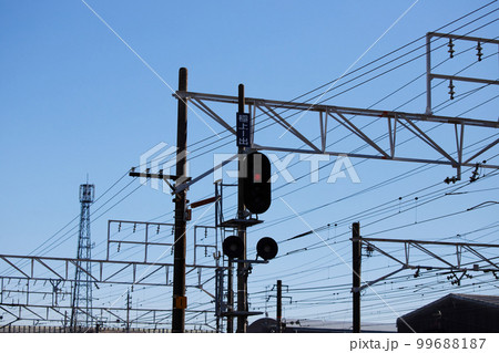 日本の電車の線路の電柱の風景 99688187