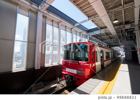 【太田川駅】発車を待つ河和線の普通電車 99688831