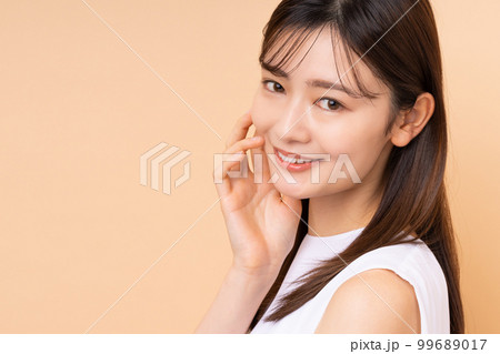 若い女性のビューティ 99689017