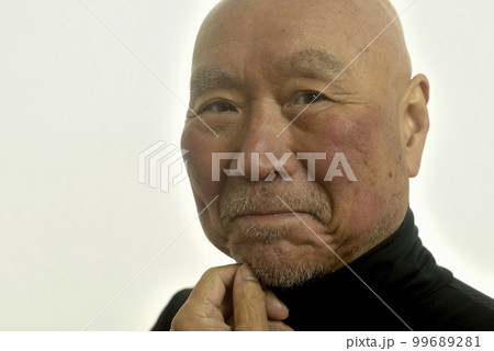 ヒゲ面で笑顔の日本人シニア 99689281