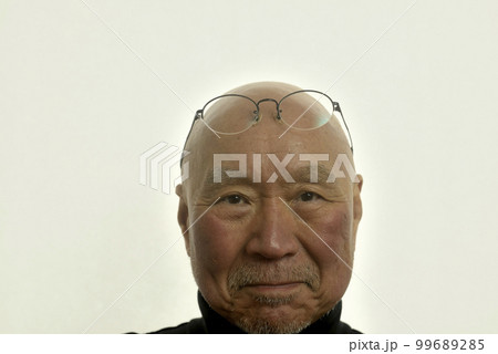 ヒゲ面で笑顔の日本人シニア 99689285