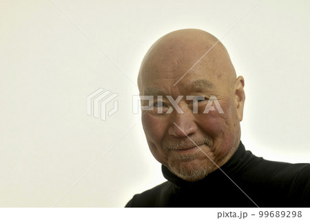 ヒゲ面で笑顔の日本人シニア 99689298