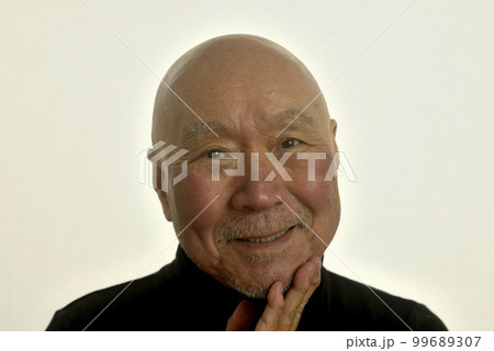 ヒゲ面で笑顔の日本人シニア 99689307