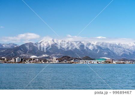 琵琶湖大橋上から見る湖西の冬景色 99689467