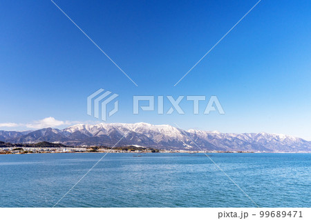 琵琶湖大橋上から見る湖西の冬景色 99689471