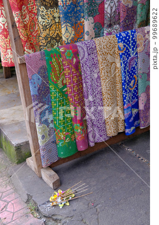 バリ島ウブドの観光客向けお土産店 99689622