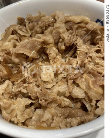 牛丼チェーン店で食べる「牛めし」 牛丼チェーン店で食べる「牛めし」 99690371