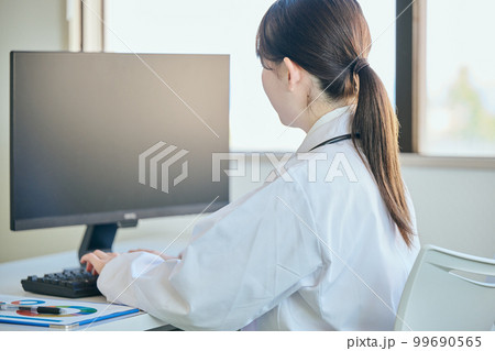 パソコンを操作する若い女性医師 99690565