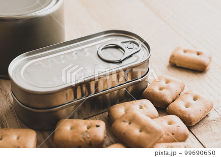 缶詰とカンパン　非常食のイメージ素材 99690650