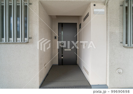 マンションの玄関 99690698