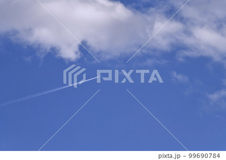 日本の横浜都市景観　青空に映える飛行機雲 99690784