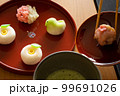 お茶菓子を取り分ける 99691026