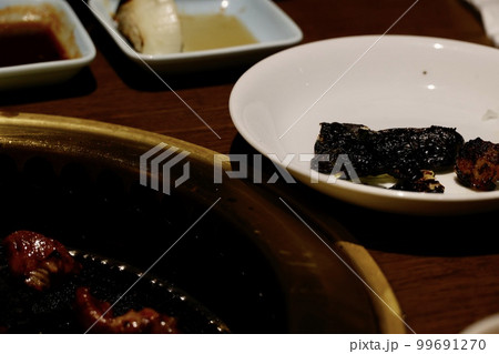 焼肉中に焦げた野菜 焼肉中に焦げた野菜 99691270