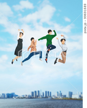 ジャンプする若者グループ　Z世代 99691689