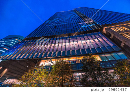 日本の東京都市景観　夜の東京ミッドタウン日比谷などを望む 99692457