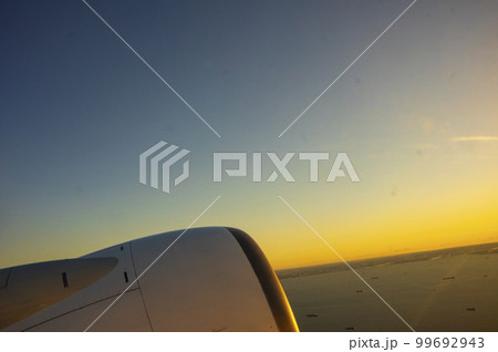 旋回する飛行機から見る朝焼けの海 旋回する飛行機から見る朝焼けの海 99692943