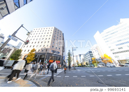新潟駅前 東大通交差点北陸ビル前の横断歩道 新潟駅前 東大通交差点北陸ビル前の横断歩道 99693141