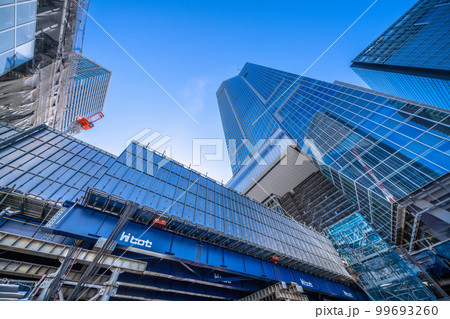 日本の東京都市景観 虎ノ門ヒルズステーションタワー（虎ノ門ヒルズ駅）などを望む 99693260