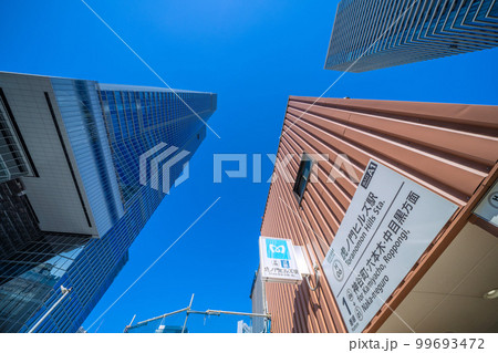 日本の東京都市景観 虎ノ門ヒルズステーションタワー（虎ノ門ヒルズ駅）や出入口A1などを望む 99693472