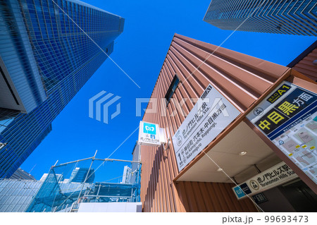 日本の東京都市景観 虎ノ門ヒルズステーションタワー（虎ノ門ヒルズ駅）や出入口A1などを望む 99693473