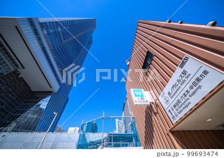 日本の東京都市景観 虎ノ門ヒルズステーションタワー(虎ノ門ヒルズ駅)や出入口A1などを望む 日本の東京都市景観 虎ノ門ヒルズステーションタワー(虎ノ門ヒルズ駅)や出入口A1などを望む 99693474