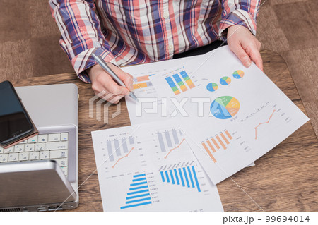 【在宅ワークで仕事をこなす女性】 99694014