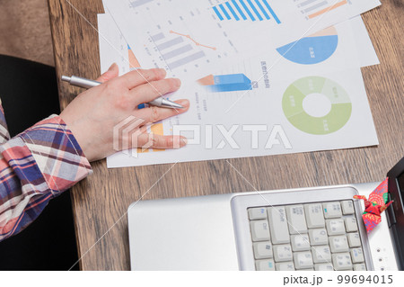 【在宅ワークで仕事をこなす女性】 99694015