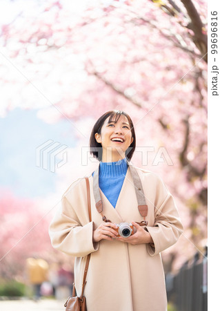 女性、カメラ、旅行、桜、観光、河津桜、カメラ女子、デジカメ、観光地、旅、観光スポット、女子旅、一人旅 99696816