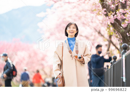 女性、カメラ、旅行、桜、観光、河津桜、カメラ女子、デジカメ、観光地、旅、観光スポット、女子旅、一人旅 99696822