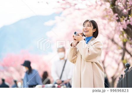 女性、カメラ、旅行、桜、観光、河津桜、カメラ女子、デジカメ、観光地、旅、観光スポット、女子旅、一人旅 99696823