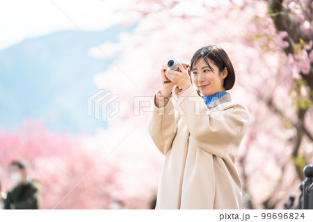 女性、カメラ、旅行、桜、観光、河津桜、カメラ女子、デジカメ、観光地、旅、観光スポット、女子旅、一人旅 99696824