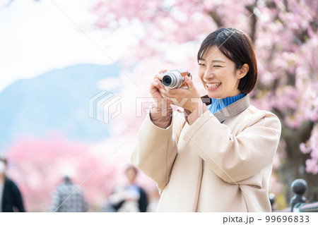 女性、カメラ、旅行、桜、観光、河津桜、カメラ女子、デジカメ、観光地、旅、観光スポット、女子旅、一人旅 99696833