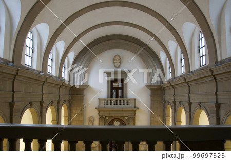 ドイツの首都ベルリン、ムゼウムスインゼル（博物館島）にあるボーデ博物館内のバルコニーから見た空間 99697323