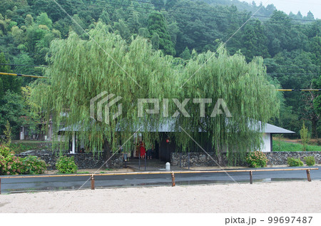 島根県出雲観光で訪れた美しい山と緑に囲まれた出西窯の向かいにあるBshop出西店の建物の外観。 島根県出雲観光で訪れた美しい山と緑に囲まれた出西窯の向かいにあるBshop出西店の建物の外観。 99697487