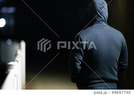 フードを被った怪しい男性の後ろ姿 フードを被った怪しい男性の後ろ姿 99697740