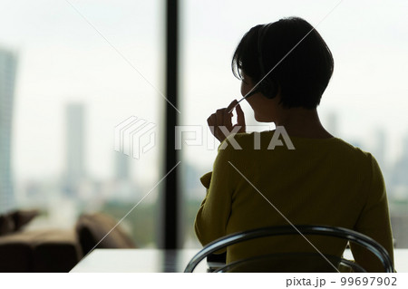 ヘッドセットをつけた女性のシルエット ヘッドセットをつけた女性のシルエット 99697902