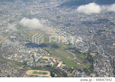 大阪国際空港(伊丹空港)・空撮／大阪府豊中市蛍池西町 99697942