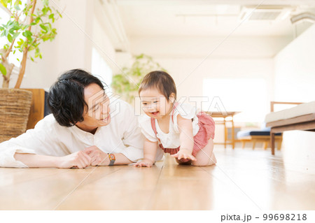 赤ちゃんの成長を見守るお父さん 99698218