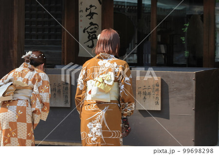 神社の参拝 祈り お参り 神社の参拝 祈り お参り 99698298